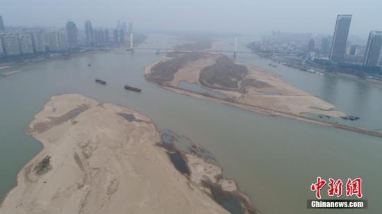 连日来,受降水偏少和上游来水少等诸多因素影响,赣江南昌段的最低水位呈现持续下降趋势。2月21日,航拍赣江南昌秋水广场段江面,大片河床及江心洲裸露出来,许多船只停靠岸边。据南昌水文信息网显示,截至2月21日20时,赣江南昌段水位跌至12.62米。秦方 摄 连日来,受降水偏少和上游来水少等诸多因素影响,赣江南昌段的最低水位呈现持续下降趋势。2月21日,航拍赣江南昌秋水广场段江面,大片河床及江心洲裸露出来,许多船只停靠岸边。据南昌水文信息网显示,截至2月21日20时,赣江南昌段水位跌至12.62米。秦方 摄